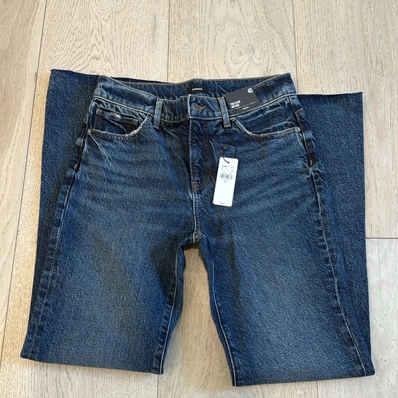 Express Mid Rise Dark Wash Raw Hem Yoke Seam 70’s Flare Jeans Size 4 Short NWT - Picture 4 of 12